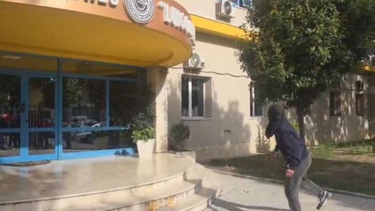 Trazira edhe në Shkodër, studentët qëllojnë me vezë derën e Rektoratit: Vijojmë protestat