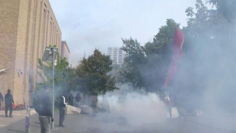 Flakë dhe dhunë në Tiranë/ Protestuesit duan të futen në selinë e PS