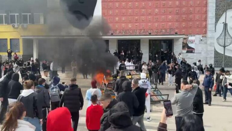 Protesta në Korçë/ 2 të arrestuar dhe 23 nën hetim, mes tyre 15 të mitur