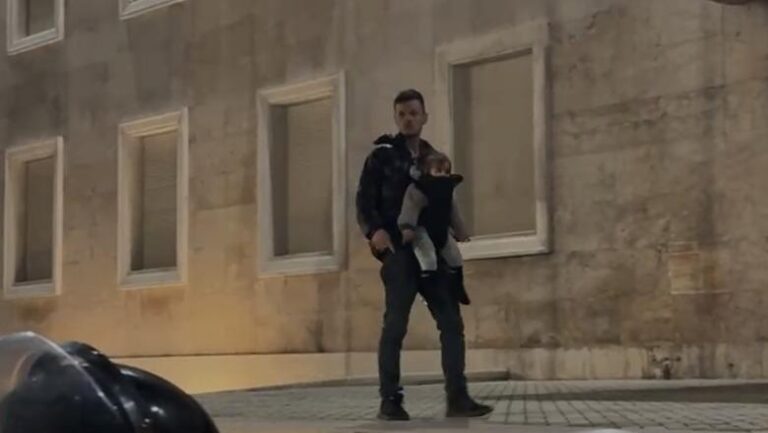 Me vajzën e mitur në krah, protestuesi ngjitet te shkallët e Kryeministrisë