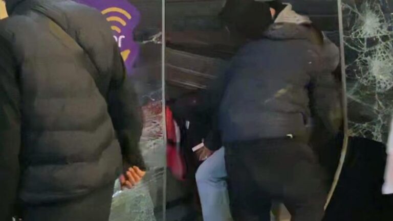 Protestuesit vjedhin një kompanie celulare, plaçkisin celularë dhe pajisje