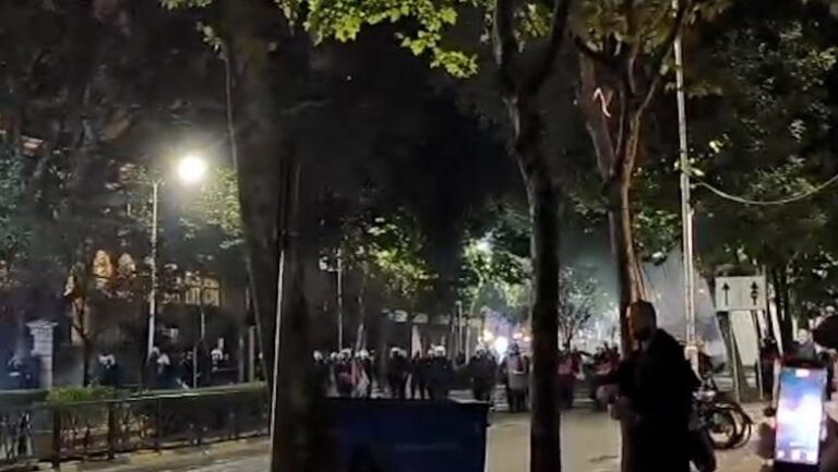 Protestuesit lëvizin te ”Rruga e Kavajës”, policia i ndjek nga pas
