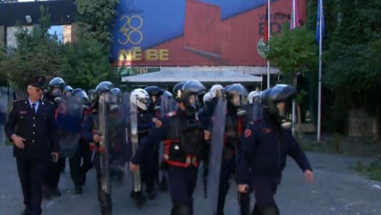 Policia merr masa, kordon sigurie te selia e PS-së