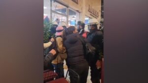 Trazira te ”Opera”/ Efektivi kërkon të shoqërojë të miturin, disa gra e ndalojnë