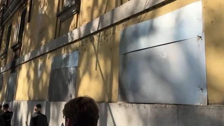 Ministritë ”blindohen” kundër molotovëve, mburoja metalike në dyer e dritare
