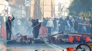 Ministria e Shëndetësisë: 23 të lënduar nga protesta, sot konsultë për protestuesin e dëmtuar në sy