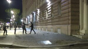 Rikthehen trazirat, protestuesit thyejnë xhamat e Kryesisë së Kuvendit