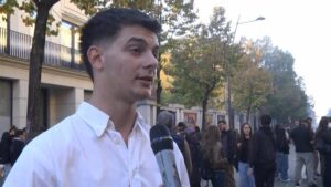U shoqërua nga 50 Policë, por rikthehet në protestë. Emanueli tregon çfarë ndodhi në Komisariat: Turp nëse dorëzohemi