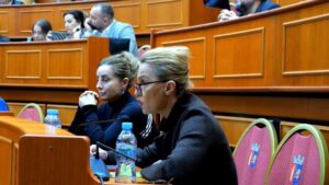 ”E rrëmbyen dhe e paketuan për një postim në Facebook”, PD dhe PS mbrojnë Erion Veliajn në Këshillin e Tiranës
