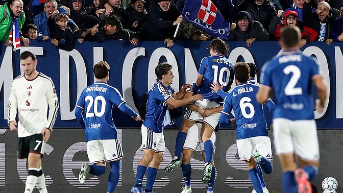 Como stuns Manchester United with spectacular 4-1 win in Champions League