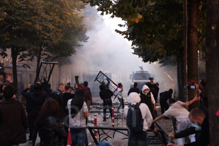 Protesta tek Ministria e Arsimit, Policia e Shtetit: 23 persona të shoqëruar, 6 efektivë dhe 1 gazetare janë lënduar