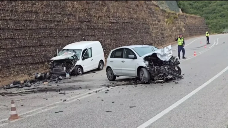 Përplasen dy automjete në aksin Levan-Tepelenë, plagosen dy drejtuesit