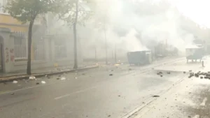 Tensione në protestë, hidhen molotovë, Policia ndërhyn me gaz lotsjellës dhe ujë