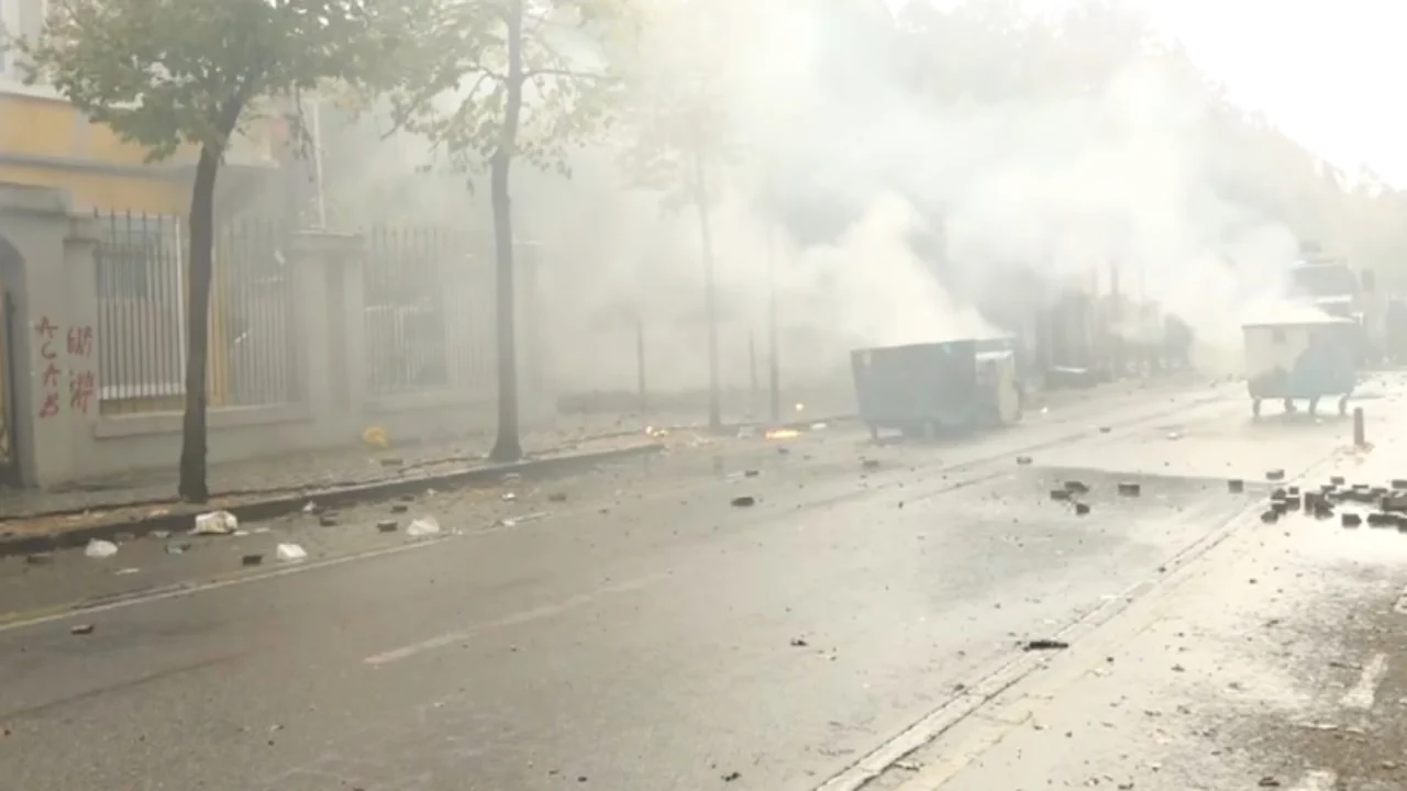 Tensione në protestë, hidhen molotovë, Policia ndërhyn me gaz lotsjellës dhe ujë