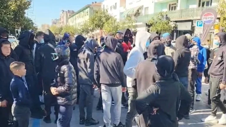 Protesta në Elbasan/ Të rinjtë zbresin në bulevard dhe thërrasin qytetarët t’u bashkohen