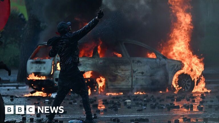 BBC: Tirana në flakë, studentët dhe policia përballen në qendër të kryeqytetit
