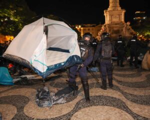 Policia portugeze me qen dhe shkopinj gome çmonton kampet e protestës për strehim