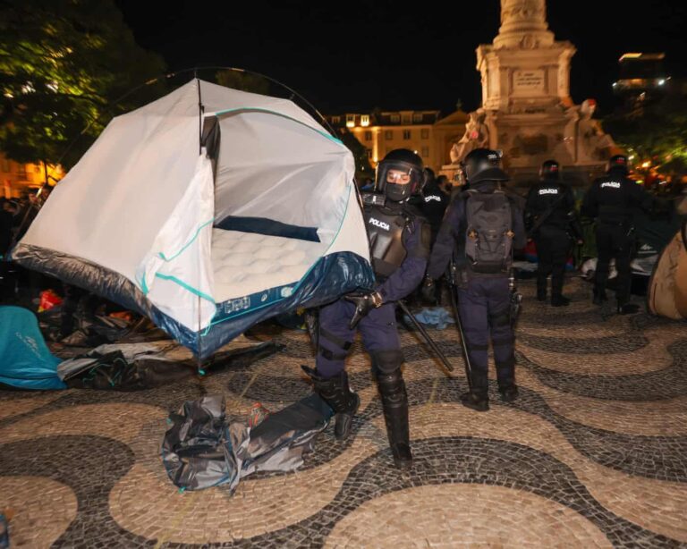 Policia portugeze me qen dhe shkopinj gome çmonton kampet e protestës për strehim