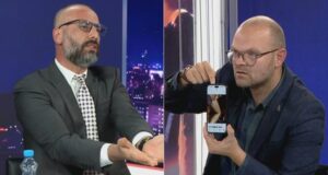 Protesta, Kalaja: Akuzuan një vajzë për djegien e komisariatit kur komisariati ende nuk ishte djegur