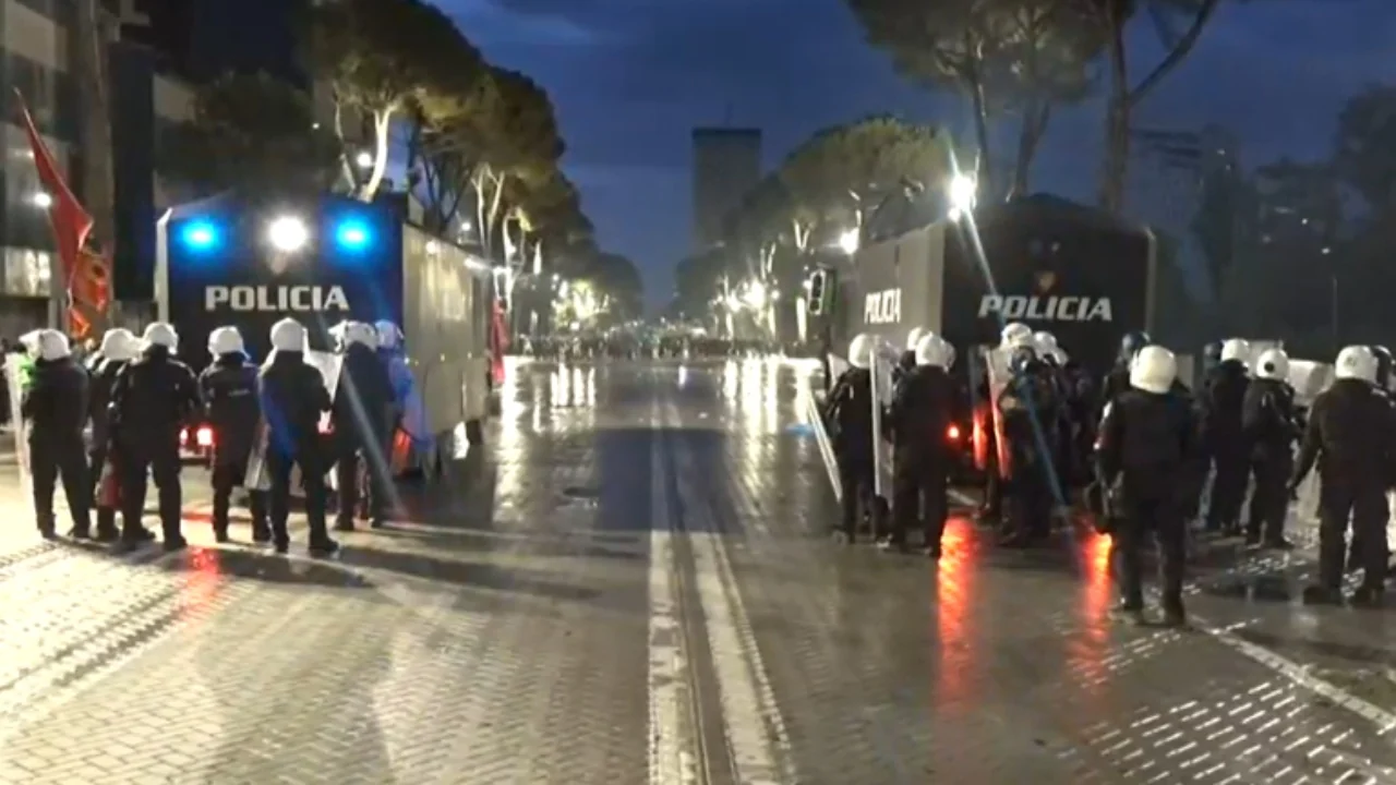 Përshkallëzohet protesta para Kryeministrisë, molotovë drejt Policisë, ndërhyjnë autobotët