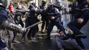 Përshkallëzohen protestat në Shqipëri: Mijëra në rrugë kundër qeverisë
