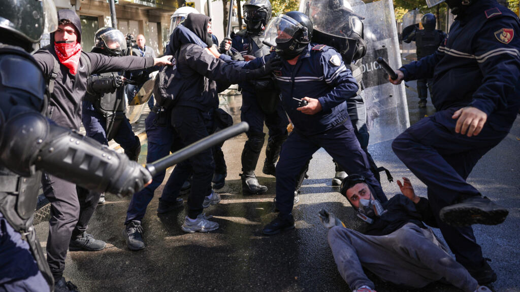 Përshkallëzohen protestat në Shqipëri: Mijëra në rrugë kundër qeverisë