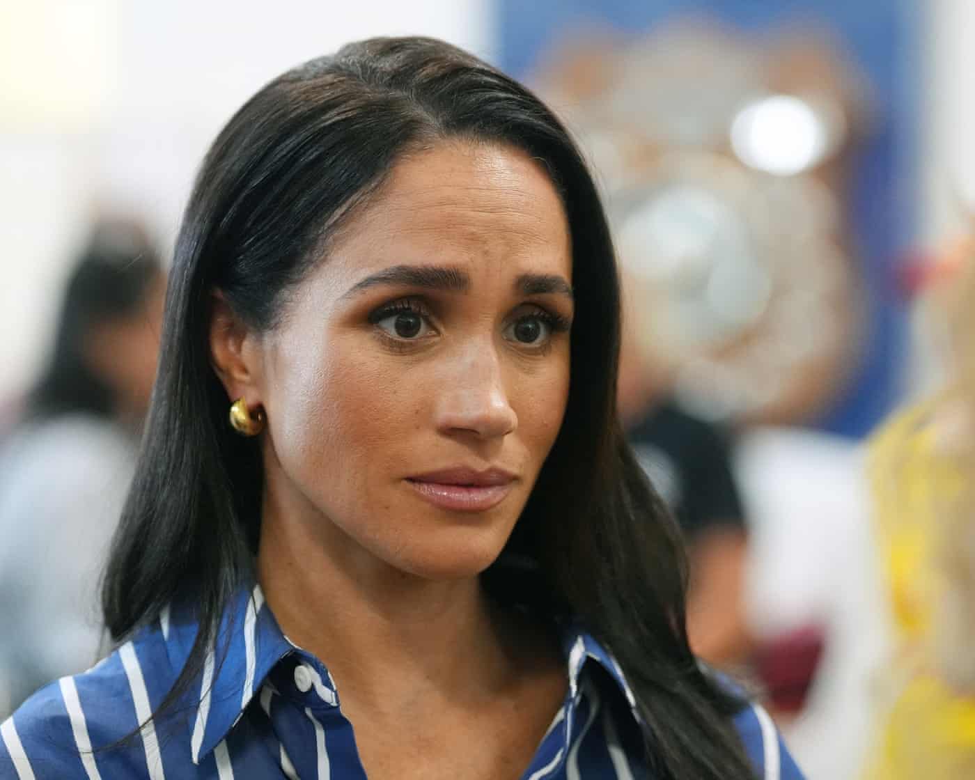 Dukesha e Sussex-it “thellësisht e shqetësuar” nga akuzat për imazhe abuzimi seksual të fëmijëve kundër babait të saj