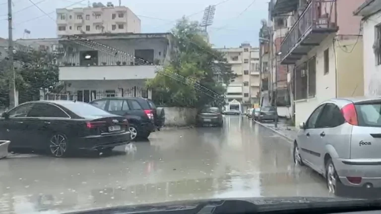 Reshjet e dendura shkaktojnë përmbytje në Vlorë, uji pranë banesave