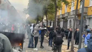 Tensione në Rrugën e Durrësit, protestuesit përdorin llastiqe, Policia paralajmëron ndërhyrje