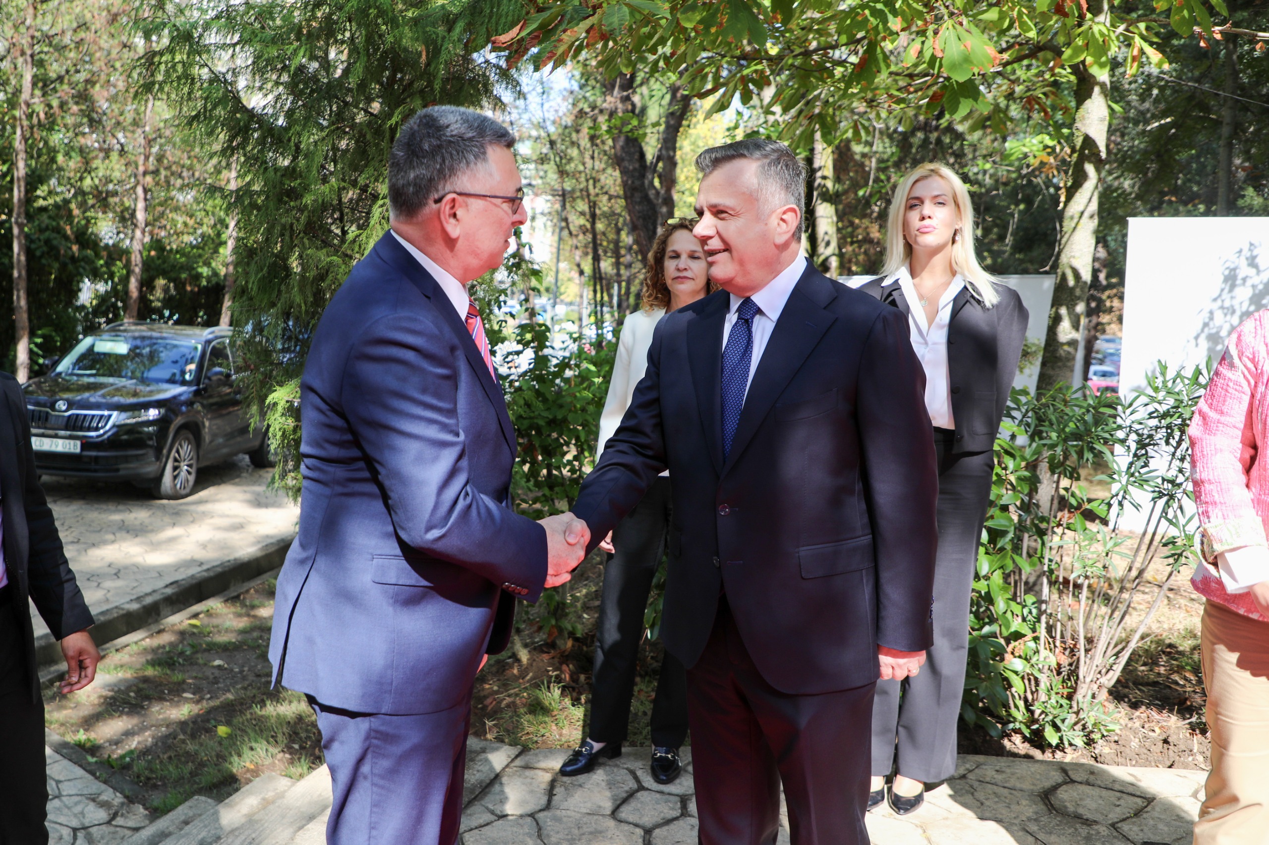 balla-dhe-minstri-izraelit-sa-ar-nderojne-viktimat-e-holokaustit-ne-tirane-vleresojne-familjet-shqiptare-qe-shpetuan-hebrenjte