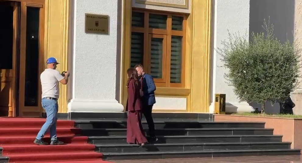 Protesta  Spiropali dhe disa deputetë të PS së mbërrijnë më herët në Parlament