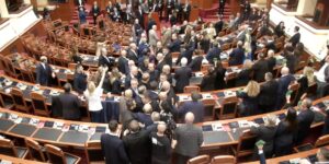 Deputeti shtyn ish-ministrin Hoxha, i gjuan në kokë! Tenton të godasë Çuçin, e ndalon garda