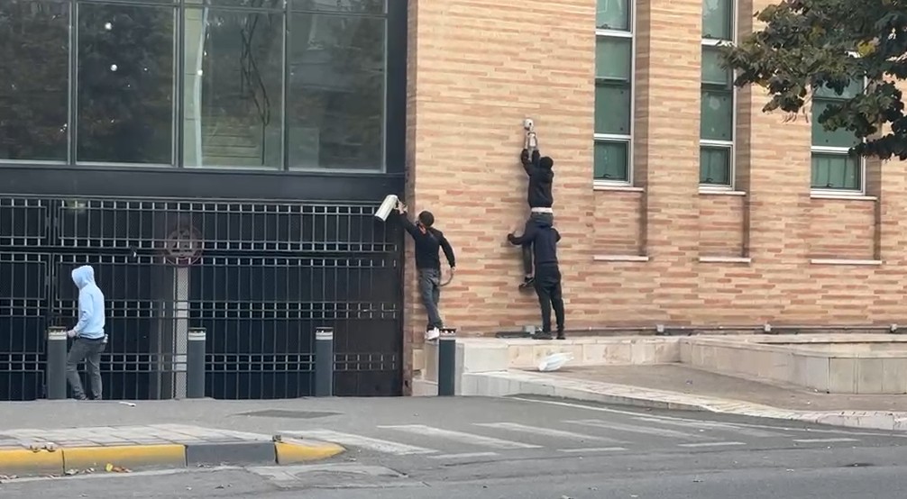 Trazira at the Bank of Albania: protesters smash security cameras