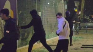Protestuesit nuk ndalen, thyejnë xhamat e dyqanit të kompanisë celulare