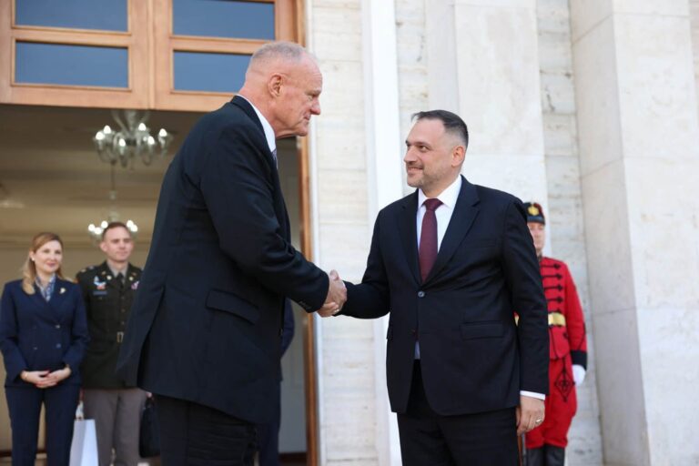 FOTO/ Ministri Nufi pret ambasadorin amerikan Wendt: Shqipëria, aleate e besuar për sigurinë dhe paqen