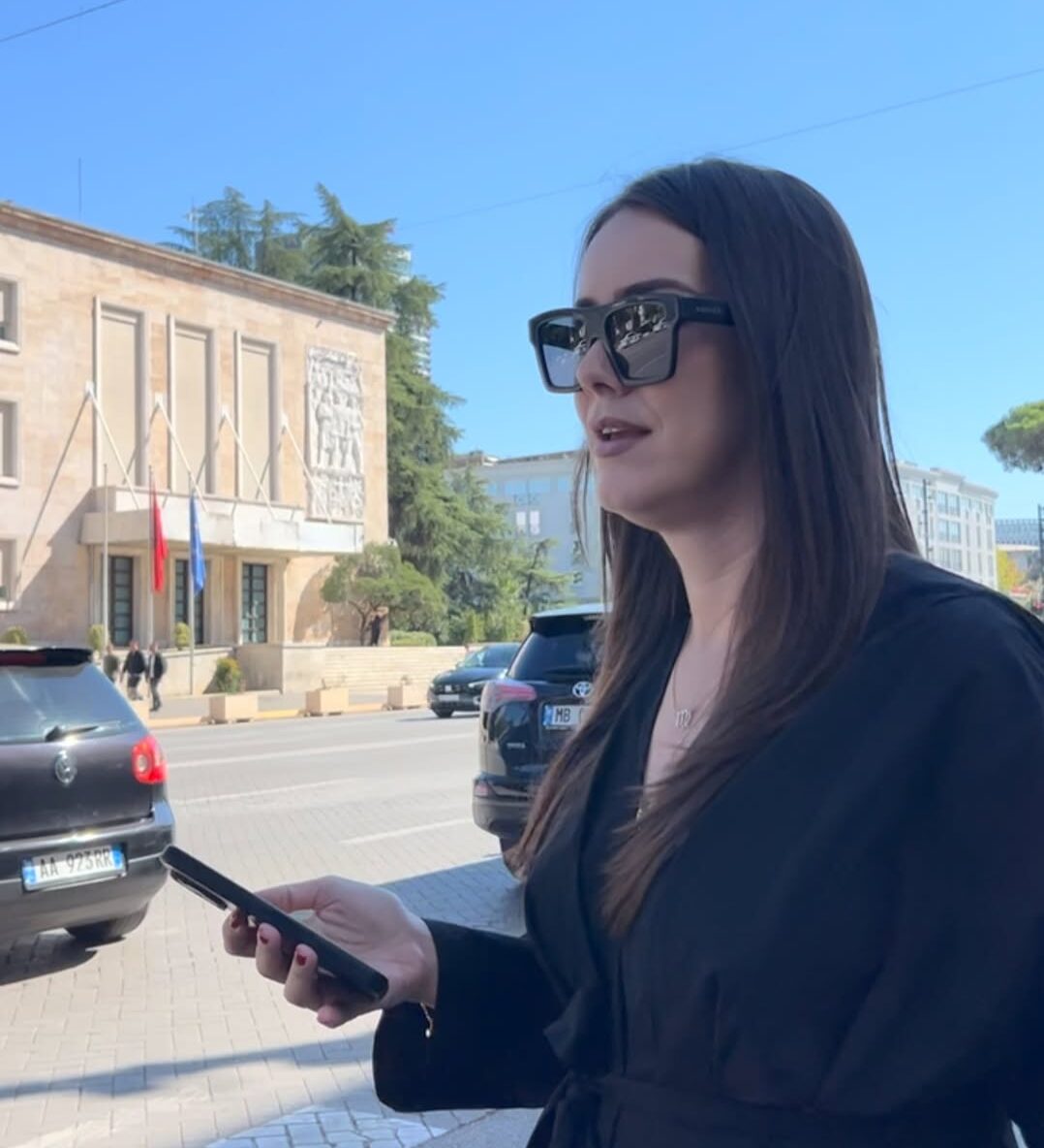 perplasje-jashte-kuvendit-aktivistja-ndalon-dhe-filmon-deputeten-zaka-sqarohu-per-postimet-ndaj-meje