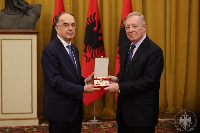Presidenti Begaj dekoron dy senatorë amerikanë me dekoratën e lartë “Komandar i Urdhrit Suprem të Shqiponjës”