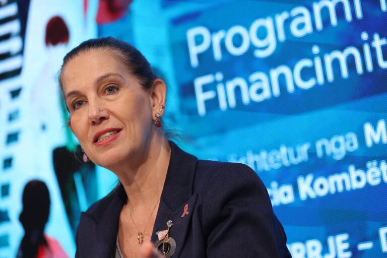 Ministrja e Arsimit, Kumbaro: Dyert për dialog me studentët mbeten të hapura, shkatërrimi jo zgjidhje
