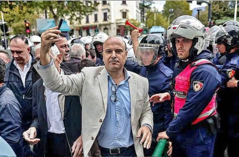 Balla i publikoi foton nga protesta, përgjigjet Malltezi: Vendi im si profesor pranë studentëve, vendi jot pranë bandave
