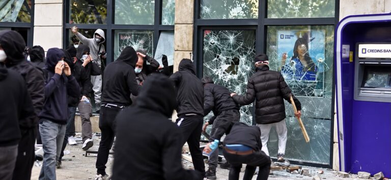 Protesta fiton me qëndresë, humbet me dhunë