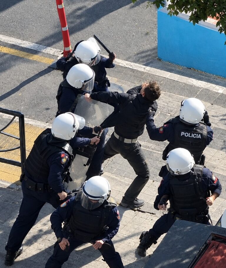 VIDEO/ Një qytetar shoqërohet zvarrë, një student përleshet i vetëm përballë 6 efektivëve