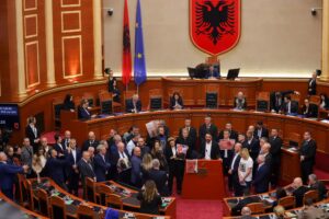 PS përjashton 20 deputetë demokratë nga Kuvendit, Bardhi: Agresion politik dhe përpjekje për të mbytur zërin e opozitës