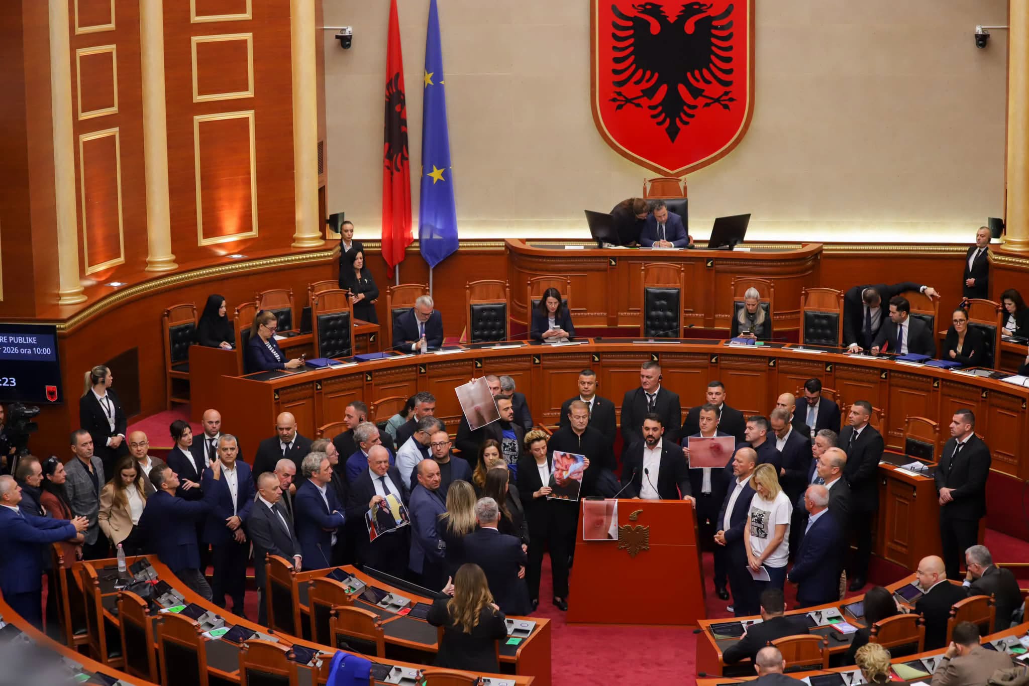 PS përjashton 20 deputetë demokratë nga Kuvendit  Bardhi  Agresion politik dhe përpjekje për të mbytur zërin e opozitës
