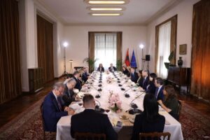 Ministri Hoxha takon ambasadorët e BE-së: Dialog për protestat, theksi te shteti i së drejtës dhe integrimi