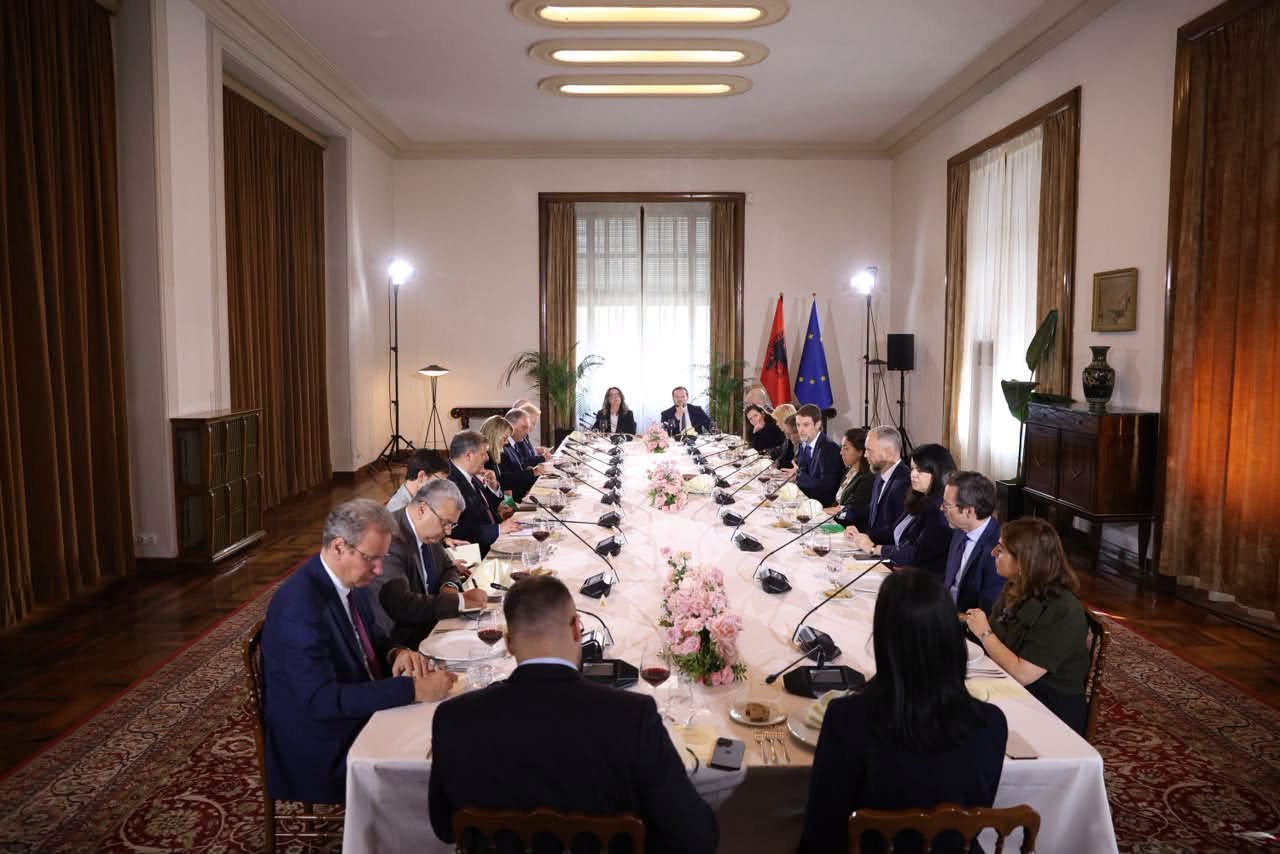 Ministri Hoxha takon ambasadorët e BE-së: Dialog për protestat, theksi te shteti i së drejtës dhe integrimi