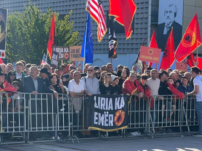 FOTO/ ”Jo në emrin tim”, mbahet protesta masive në zemër të Prishtinës: Të lirohet ish-krerët e UÇK-së