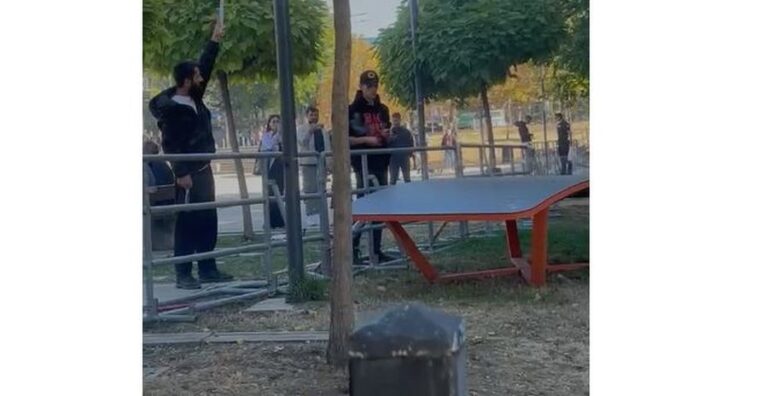 Tensionohet situata, protestuesit gjuajnë me mjete shpërthyese. Kryeparlamentarja Haxhiu apel për qetësi