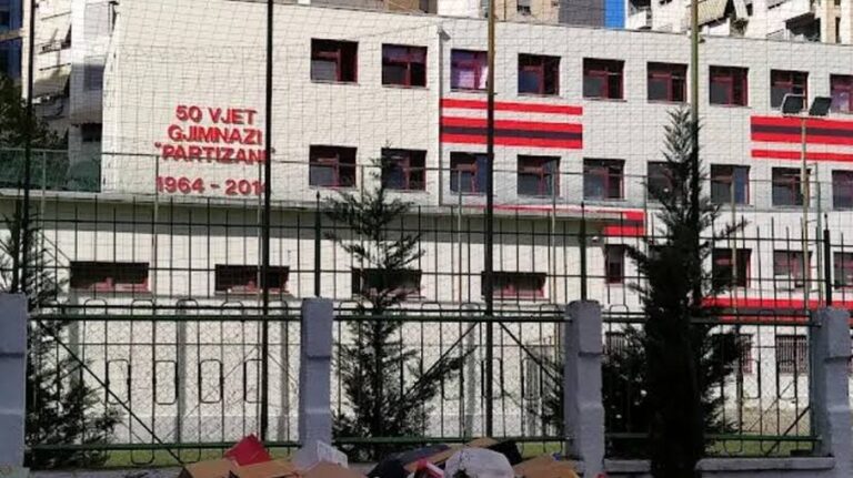 Shkollat thërrasin urgjentisht prindërit pas largimit të nxënësve për protestë