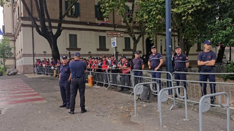 Seancë plenare në Kuvend dhe protestë, nga katër interpelanca te ngritja e komisionit për Reformën Territoriale