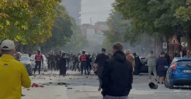 Protesta del jashtë kontrollit/ Plagosen drejtuesi i policisë dhe kandidati për deputet, 35 të shoqëruar